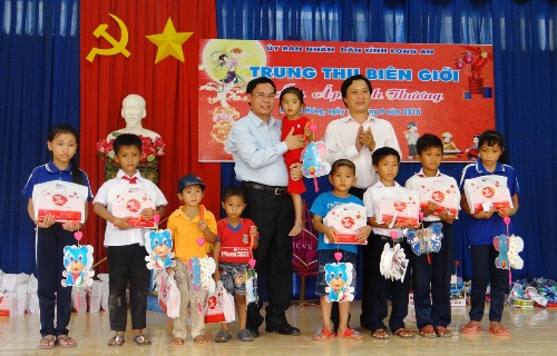 Ông Hoàng Văn Liên – Phó Chủ tịch UBND tỉnh tặng quà cho các em học sinh có hoàn cảnh khó khăn