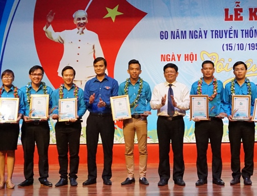  Đ/c Bùi Quang Huy - Bí thư BCH Trung ương Đoàn TNCS Hồ Chí Minh trao cup và bằng khen cho thanh niên tiêu biểu tại Đà Nẵng