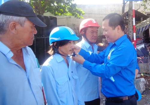 Đồng chí Nguyễn Phi Long - Bí thư Trung ương Đoàn, Chủ tịch Trung ương Hội LHTN Việt Nam trao mũ bảo hiểm cho đội xe ôm Thị trấn