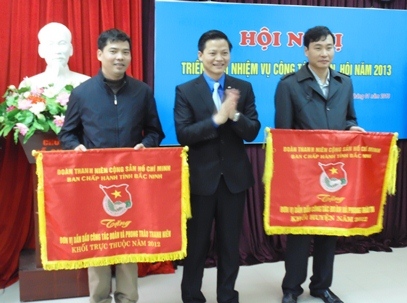 Đ/c Vương Quốc Tuấn – UV BCH TW Đoàn, Bí thư BCH Tỉnh Đoàn trao tặng Cờ đơn vị dẫn đầu công tác Đoàn và phong trào TTN năm 2012