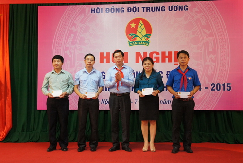 Đồng chí Nguyễn Long Hải trao tiền ủng hộ cho đại diện các tỉnh, thành đoàn bi ảnh hưởng nặng nề trong đợt mưa lụt vừa qua