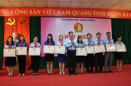 Đồng chí Nguyễn Long Hải - Bí thư Trung ương Đoàn, Chủ tịch Hội đồng Đội Trung ương tặng bằng khen cho các đơn vị có thành tích xuất sắc