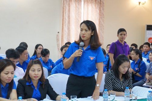 Đồng chí Đỗ Thùy Dương - Bí thư Đoàn thanh niên Ban Đối ngoại T.Ư nêu ý kiến tại Hội nghị