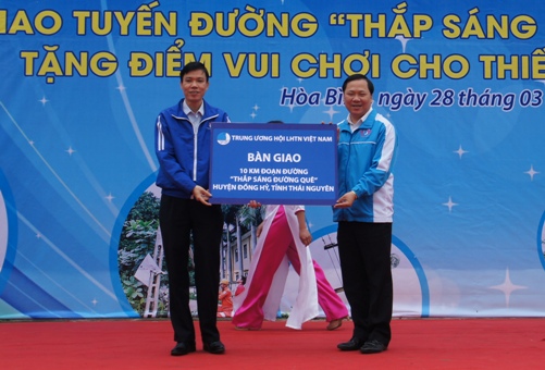 bàn giao 10km đoạn đường Thắp sáng đường quê cho huyện Đồng Hỷ, tỉnh Thái Nguyên.