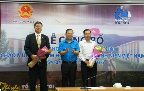 Bí thư Trung ương Đoàn, Chủ tịch Hội LHTN Việt Nam tăng hoa cho các đơn vị tài trợ
