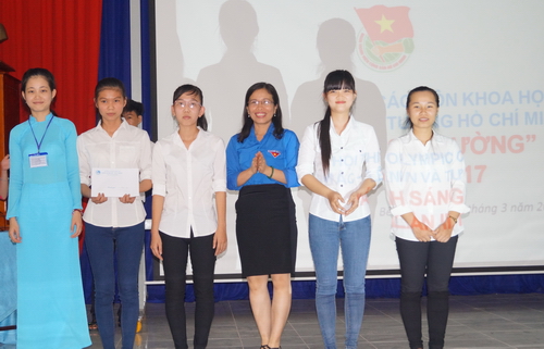  Đ/c Nguyễn Thị Xuân Hồng – Bí thư Đoàn trường trao giải cho các đội
