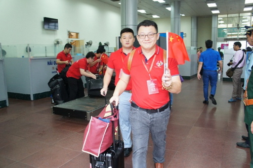 Đoàn đại biểu thanh niên Trung Quốc làm thủ tục nhập cảnh tại cửa khẩu Móng Cái