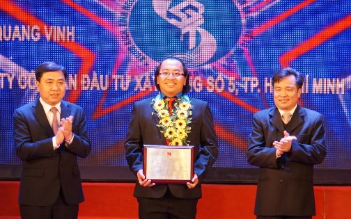 Đồng chí Nguyễn Mạnh Dũng- Bí thư Thường trực BCH Trung ương Đoàn (bên trái) trao tặng thưởng cho các sản phẩm được tuyên dương