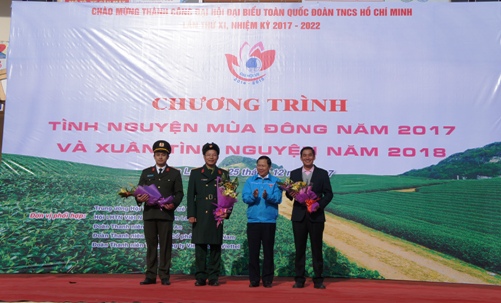 Ban tổ chức tặng hoa cho các đơn vị tài trợ đã đồng hành cùng chương trình