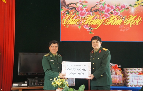  Đ.c Thái Đức Hạnh, Trưởng ban Thanh niên Quân đội - Bộ Quốc Phòng tặng quà cho các chiến sĩ Đồn Biên phòng Cửa khẩu Quốc tế Tây Trang
