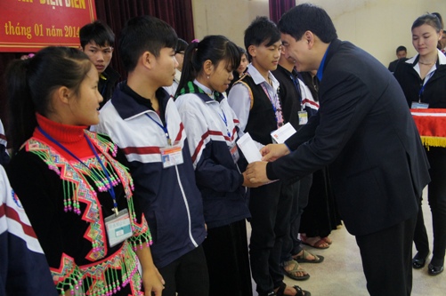 Đ.c Nguyễn Đắc Vinh- Bí thư Thứ nhất BCH Trung ương Đoàn trao học bổng cho các bạn học sinh Trường phổ thông dân tộc nội trú Điện Biên