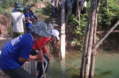 Sinh viên tình nguyện tham gia dọn vệ sinh môi trường