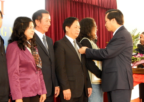 Đồng chí Đặng Ngọc Dung trao huy hiệu 30 năm tuổi Đảng cho 12 Đảng viên của cơ quan Trung ương Đoàn