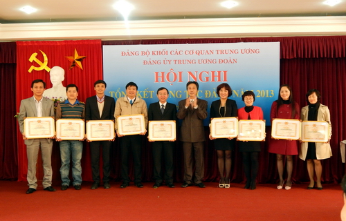 Khen thưởng các tập thể, cá nhân xuất sắc trong công tác Đảng năm 2013