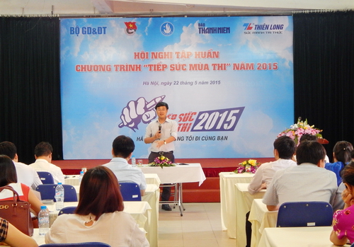 Đồng chí Lê Quốc Phong - Bí thư Trung ương Đoàn, Chủ tịch Hội Sinh viên Việt Nam trao đổi với các đại biểu tham dự Hội nghị