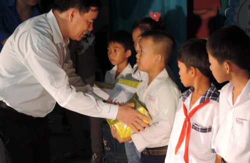 Đồng chí Trần Ngọc Tam - Phó Chủ tịch UBND tỉnh trao học bổng cho học sinh