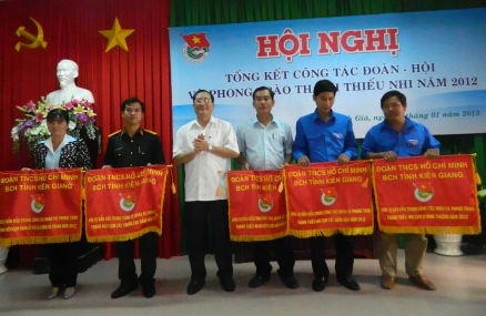 Đ/c Trần Minh Thống, Phó Bí thư Thường trực Tỉnh ủy tặng cờ thi đua cho các đơn vị dẫn đầu các cụm