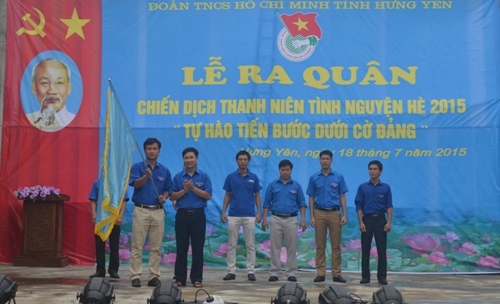 Đ/c Nguyễn Văn Đoàn – Bí thư tỉnh Đoàn Hưng Yên trao Cờ lệnh cho các Đội sinh viên tình nguyện