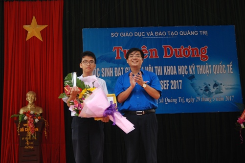 Đồng chí Đỗ Văn Bình – UVBTV Trung ương Đoàn, Tỉnh ủy viên, Bí thư Tỉnh đoàn trao giải thưởng Tài năng trẻ cho em Phạm Huy