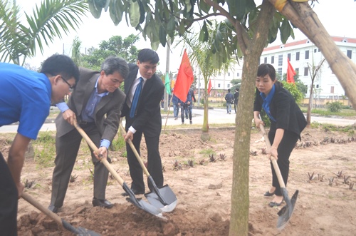 Các đồng chí lãnh đạo và các ĐTVN tham gia trồng cây