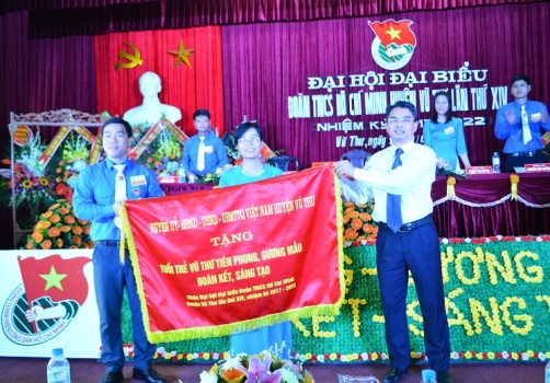 Đồng chí Phạm Đồng Thụy: Tỉnh ủy viên, Bí thư huyện ủy trao tặng bức trướng cho tuổi trẻ huyện nhà