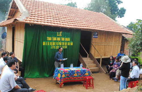 Lễ trao nhà tình nghĩa cho gia đình ông Đinh ChReng ở Làng Buôn Lưới, xã Sơ Pai, huyện Kbang. 