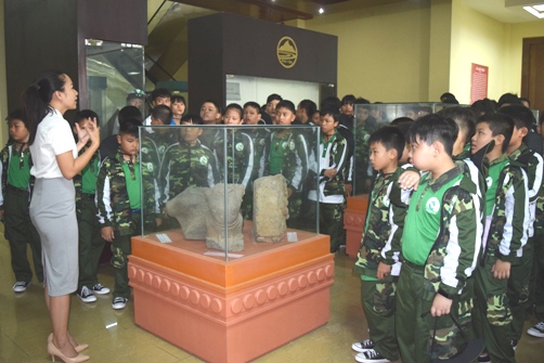 Các học viên tham quan Bảo tàng Phú Yên