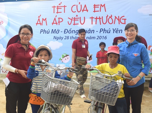 Chị Lê Thị Thanh Bích - Phó Bí thư Tỉnh Đoàn, Chủ tịch Hội đồng Đội tỉnh trao xe đạp cho các em học sinh nghèo