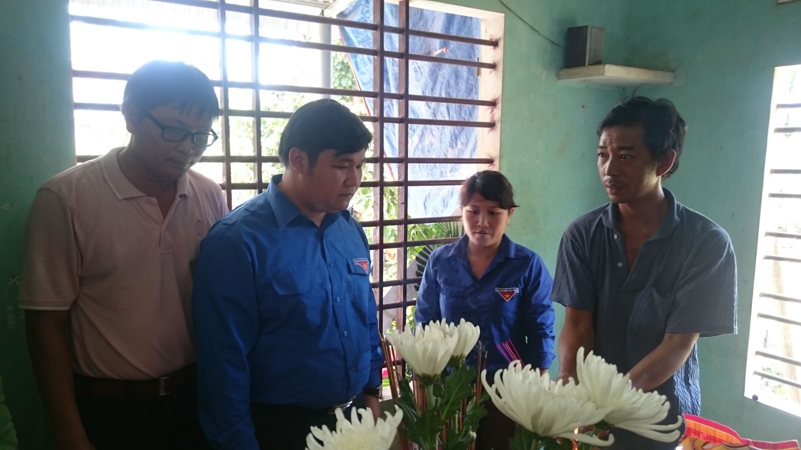  Đồng chí Nguyễn Thái An, Phó Trưởng Ban Công tác Thiếu nhi TW Đoàn chia sẻ với gia đình em thiếu nhi bị thiệt mạng do đuối nước.