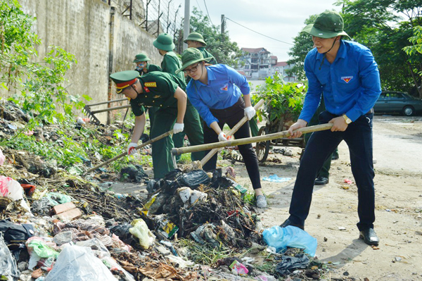 ĐVTN tham gia thu dọn rác thải bảo vệ môi trường