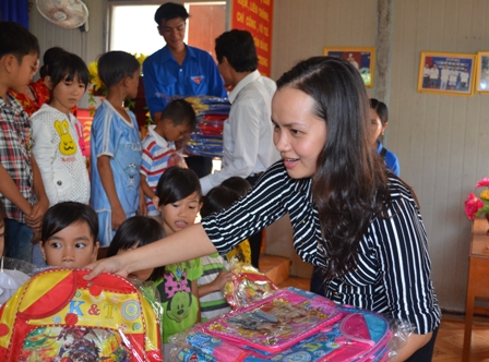Đồng chí Trương Hồng Trang –Bí Thư Tỉnh Đoàn trao quà cho các em thiếu nhi