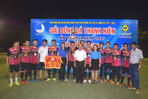Hình: Ban Tổ chức trao cúp vô địch cho đội bóng Zeal FC (TP. Hồ Chí Minh)