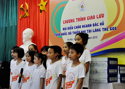 Các em nhỏ Làng trẻ SOS chào mừng các Đại biểu Cháu ngoan Bác Hồ bằng tiết mục đồng ca