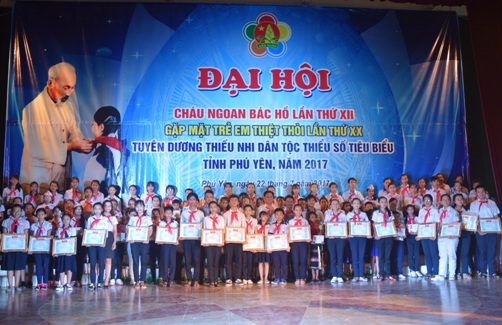    Bí thư Tỉnh ủy Huỳnh Tấn Việt cùng Ban Tổ chức tuyên dương, trao giấy chứng nhận Cháu ngoan Bác Hồ cho các cháu thiếu nhi xuất sắc