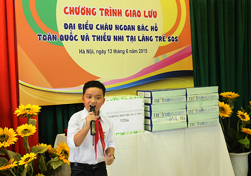 Đại biểu Quách THanh Trung, tỉnh Long An tự tin với bài hát sôi động