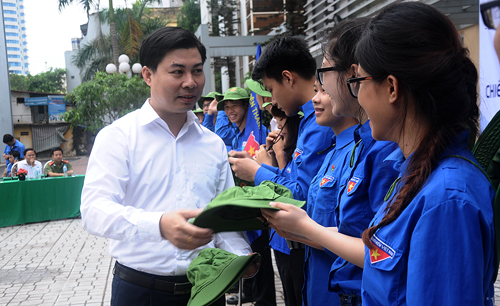 Đ/c Nguyễn Hải Đăng, Giám đốc Học viện Thanh thiếu niên Việt Nam trao mũ cho các tình nguyện viên