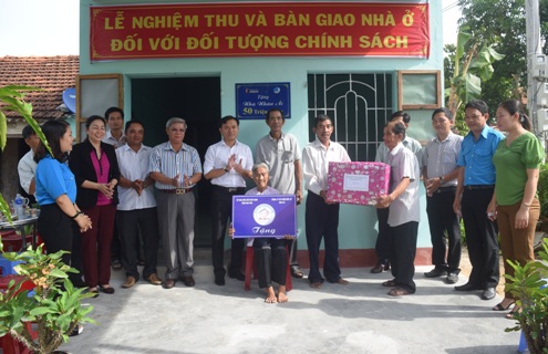 Bàn giao Nhà nhân ái cho gia đình cụ bà Nguyễn Thị Kén