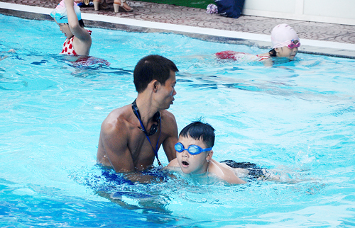 Lớp học sẽ hướng dẫn và dạy bơi cho những em chưa biết bơi và trang bị thêm nhiều kiến thức phòng chống đuối nước để các em có thể tự bảo vệ được chính mình