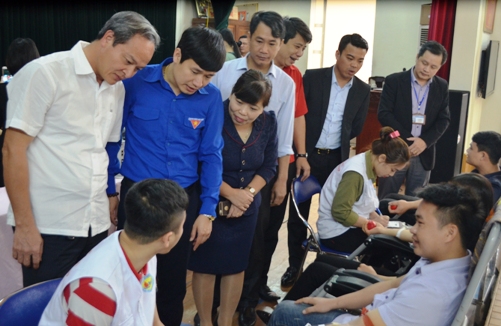 ảnh 2: Đoàn viên thanh niên huyện Tiên Lữ hăng hái tình nguyện tham gia hiến máu