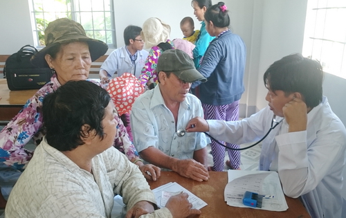 Các y bác sỹ của CLB Thầy thuốc trẻ tình nguyện của huyện Tân Hồng khám, tư vấn sức khỏe, cấp phát thuốc cho người bệnh 