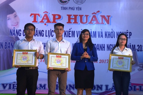 Ban Tổ chức trao giải cho 3 sinh viên đạt giải cuộc thi “Ý tưởng sáng tạo khởi nghiệp trong sinh viên” năm 2017.