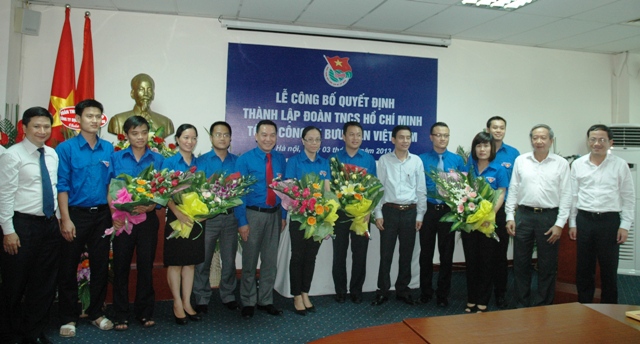   Các đồng chí lãnh đạo tặng hoa chúc mừng Ban Chấp hành Đoàn Tổng công ty Bưu điện Việt Nam
