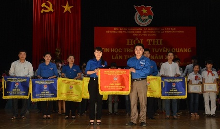 Đ/c Nguyễn Thị Thanh Huyền - Phó Bí thư Tỉnh đoàn trao giải cho Đội đạt giải nhất Hội thi “Tin học trẻ” tỉnh Tuyên Quang lần thứ VII - năm 2013