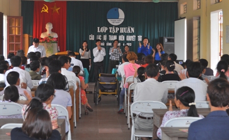 Các hội viên CLB Thanh niên khuyết tật tỉnh Thái Bình giao lưu văn nghệ tại lớp tập huấn. Ảnh- Anh Dân