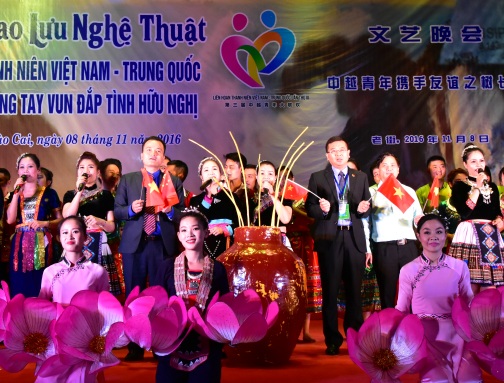 Tiết mục Việt Nam - Trung Hoa của tập thể nghệ sĩ Việt Nam - Trung Quốc khép lại chương trình