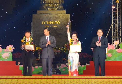 Đồng chí Nguyễn Đắc Vinh- Ủy viên Trung ương Đảng, Bí thư thứ nhất BCH Trung ương Đoàn (ngoài cùng bên phải) trao giải thưởng "Gương mặt Thủ đô tiêu biểu"