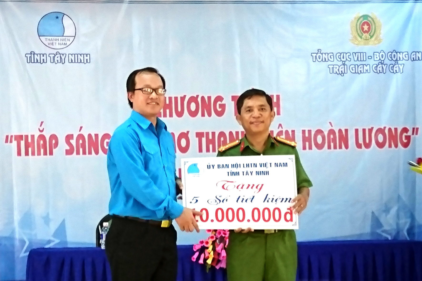 Hội Liên hiệp Thanh niên Việt Nam cũng đã trao bảng tượng trưng 05 sổ tiết kiệm nhằm hỗ trợ để các phạm nhân trong độ tuổi thanh niên có thể ổn định cuộc sống