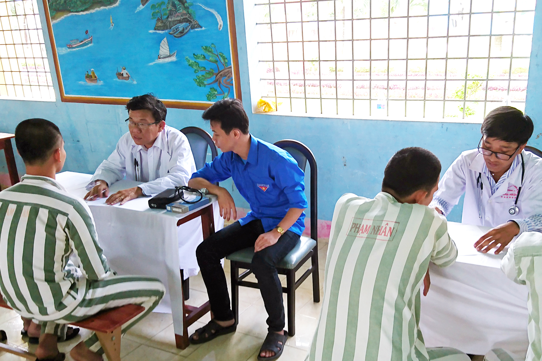 các bác sĩ  thuộc CLB Thầy thuốc trẻ tỉnh Tây Ninh cũng đã tổ chức khám bệnh, tư vấn điều trị cho gần 100 phạm nhân tiêu biểu