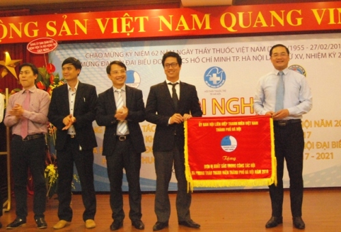 Hội Thầy thuốc trẻ Hà Nội nhận cờ đơn vị xuất sắc 