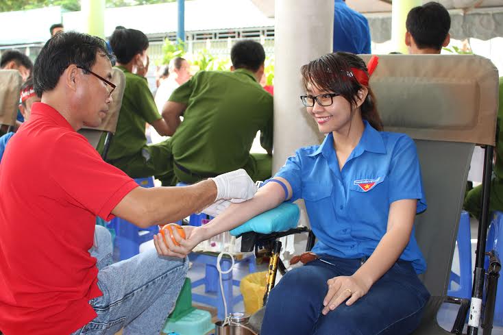 ĐVTN tham gia hiến máu tại chương trình